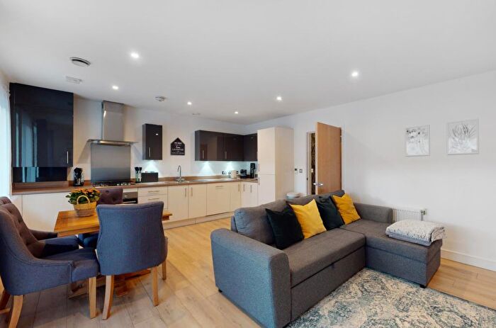 2 Bedroom Flat To Rent In Dunstan Grove, Penge, London, SE20