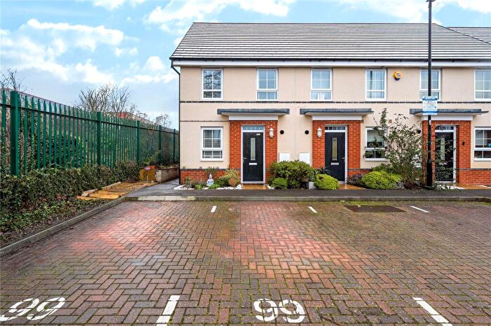 2 Bedroom End Of Terrace House For Sale In James Road, Basingstoke, Hampshire, RG21