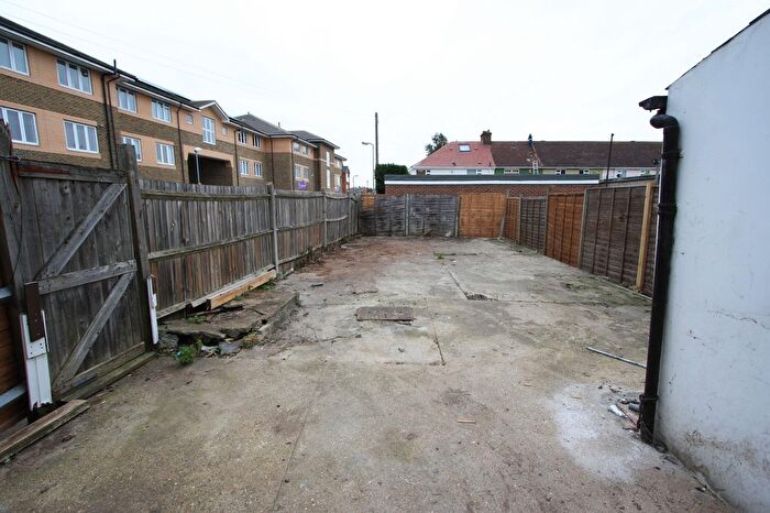 4 Bedroom Flat To Rent In Frimley Gardens, Mitcham, CR4