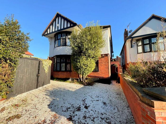 1 Bedroom Apartment To Rent In Parkside, Westcliff-on-Sea, SS0