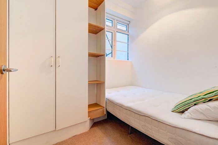 2 Bedroom Flat For Sale In Chatsworth Court, Pembroke Road, London, W8
