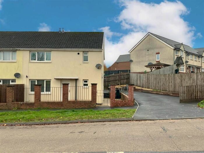 3 Bedroom Property To Rent In Gelligaer Road, Trelewis, Treharris, CF46