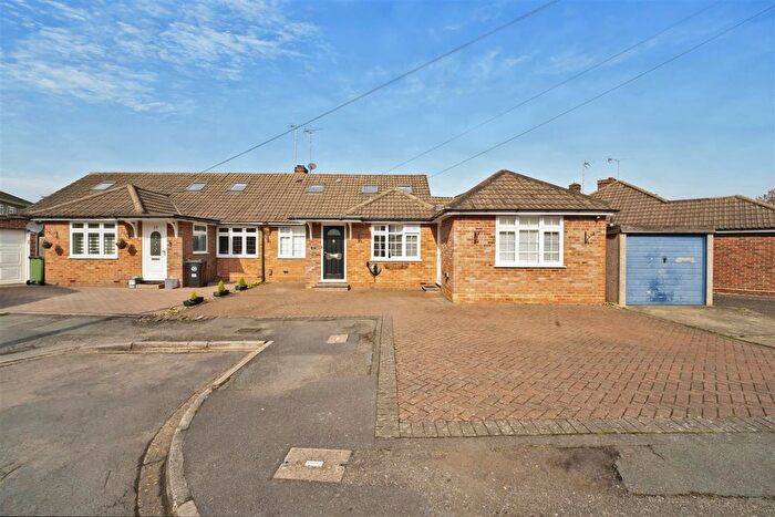 5 Bedroom Semi Detached Bungalow For Sale In Foxlake Road, Byfleet, KT14