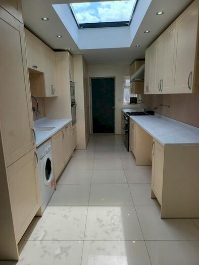 5 Bedroom Terraced House To Rent In Essington Walk, Manchester, M34