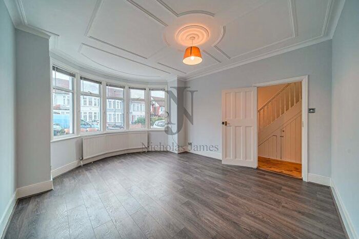 3 Bedroom End Of Terrace House To Rent In Grenoble Gardens, Palmers Green London, N13