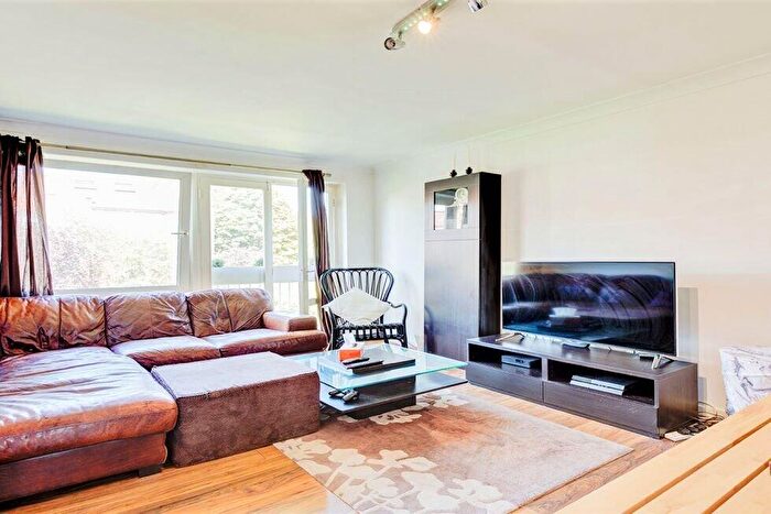 3 Bedroom Flat To Rent In Oaklands Road, Willesden Green, NW2