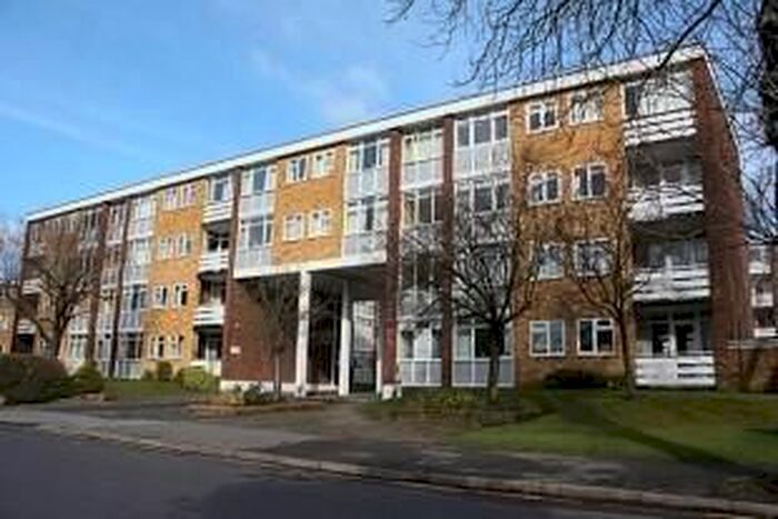 3 Bedroom Flat To Rent In Radstone Court, Woking GU22
