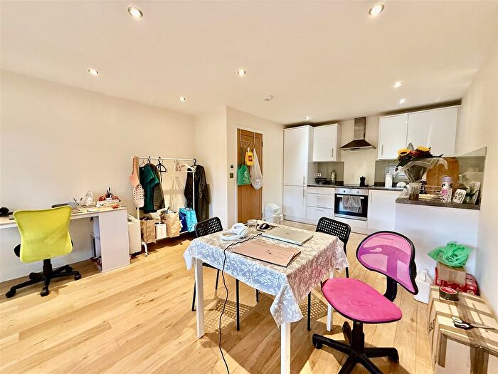 1 Bedroom Property To Rent In Victoria Road, Swindon, SN1