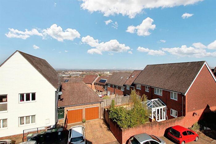 2 Bedroom Flat For Sale In Taylor Close, Tonbridge, TN9