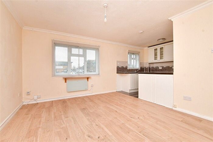 1 Bedroom Flat For Sale In Kingston Road, Leatherhead, Surrey, KT22