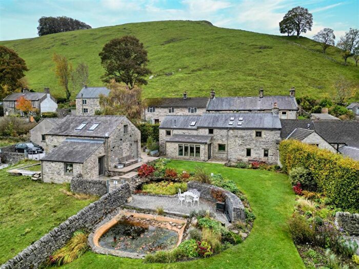 4 Bedroom Barn Conversion For Sale In Pindale Road, Castleton, Hope Valley, S33