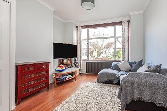 2 Bedroom Flat For Sale In Delamere Road, London, SW20