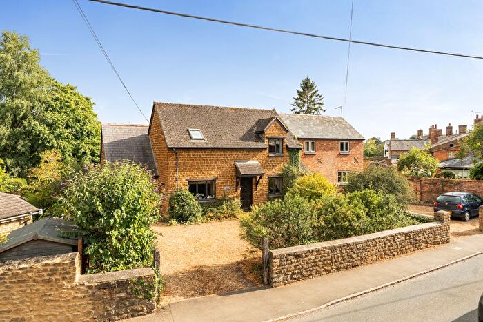 4 Bedroom Semi-Detached House For Sale In Castle Street, Deddington, OX15