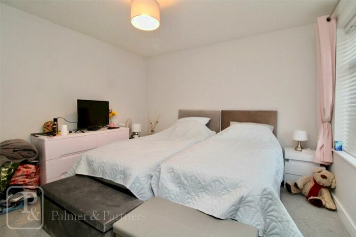 1 Bedroom Bungalow For Sale In Luff Way, Walton On The Naze, Essex, CO14