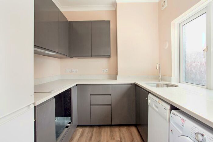 2 Bedroom Flat To Rent In Brighton Road Purley, CR8