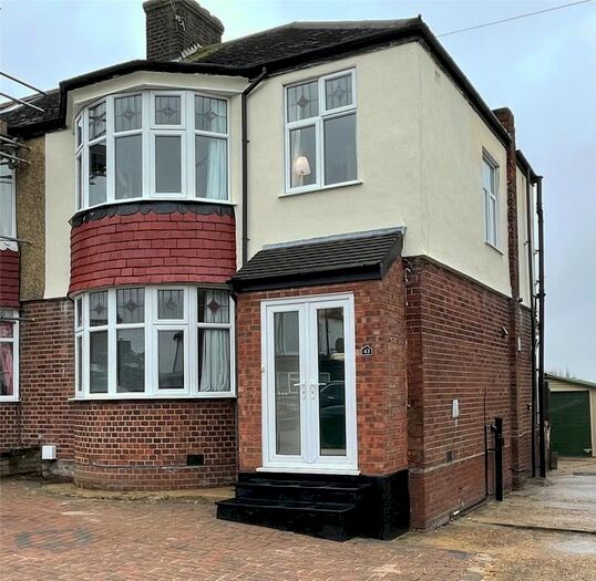 3 Bedroom Semi-Detached House To Rent In Woodfall Avenue, Barnet, EN5