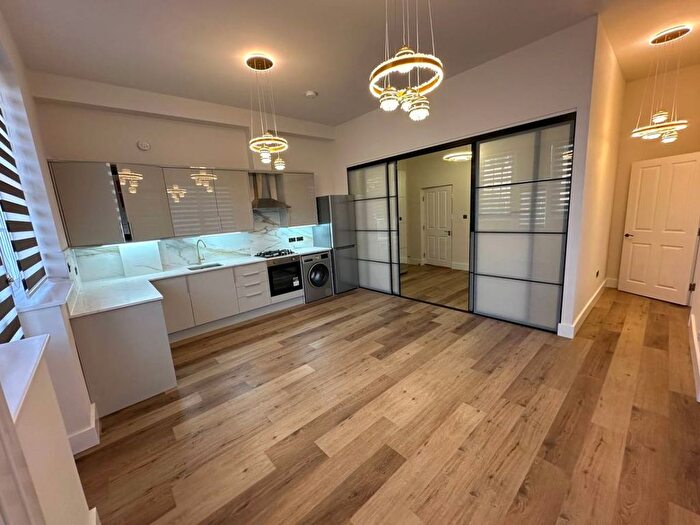 1 Bedroom Flat To Rent In Thrift Hall, Sewardstone Road, Waltham Abbey, EN9