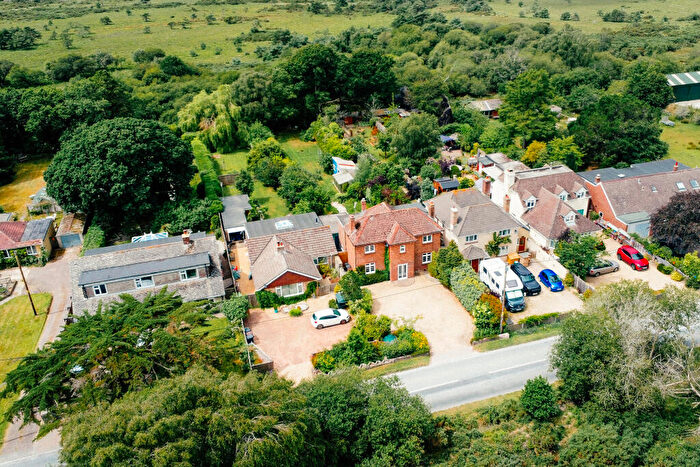 4 Bedroom Detached House For Sale In Furzebrook Road, Wareham, BH20 - Photo 2