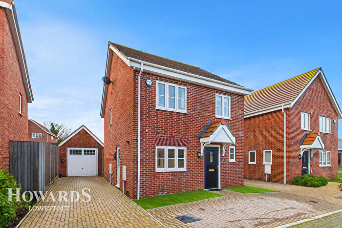 3 Bedroom Detached House For Sale In Coppice Close, Lowestoft, NR32