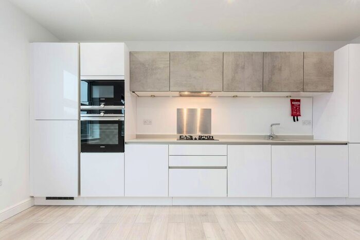 3 Bedroom Flat To Rent In Loveday Road, Ealing, London, W13