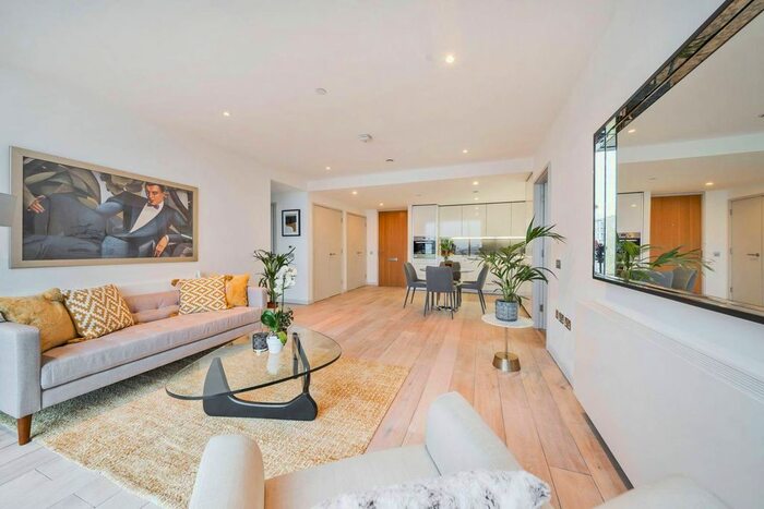 3 Bedroom Flat To Rent In The Strata, Elephant And Castle, London, SE1