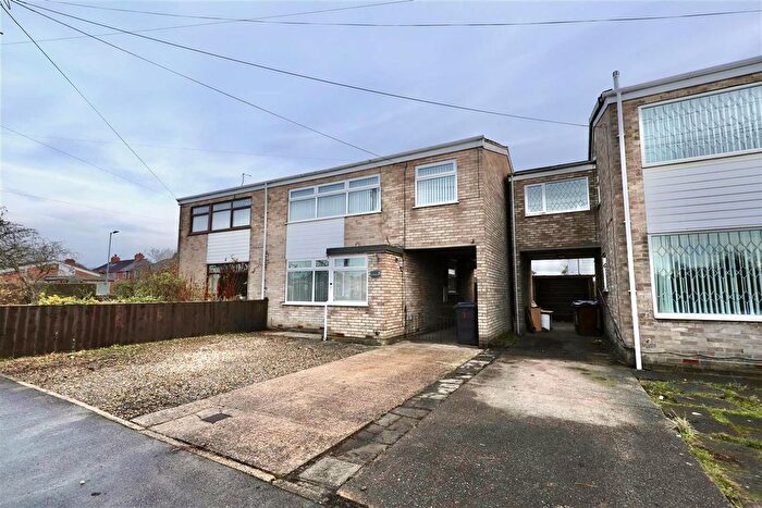 4 Bedroom Semi Detached House For Sale In St. Andrews Way, Hull, HU8