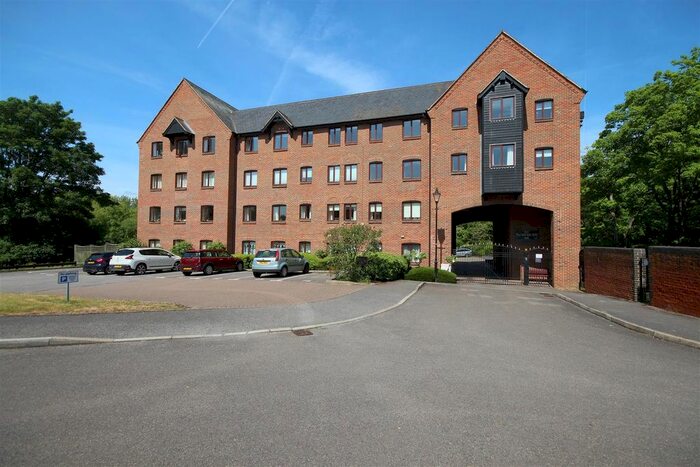 2 Bedroom Flat To Rent In Silk Lane, Twyford, Reading, RG10