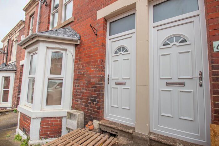 3 Bedroom Flat To Rent In Faraday Grove, Gateshead, NE8