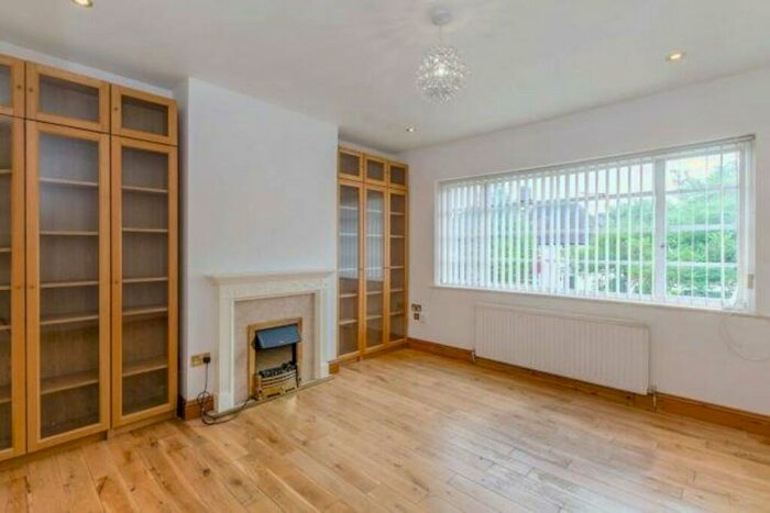 2 Bedroom Flat To Rent In Deansway, East Finchley, London, N2