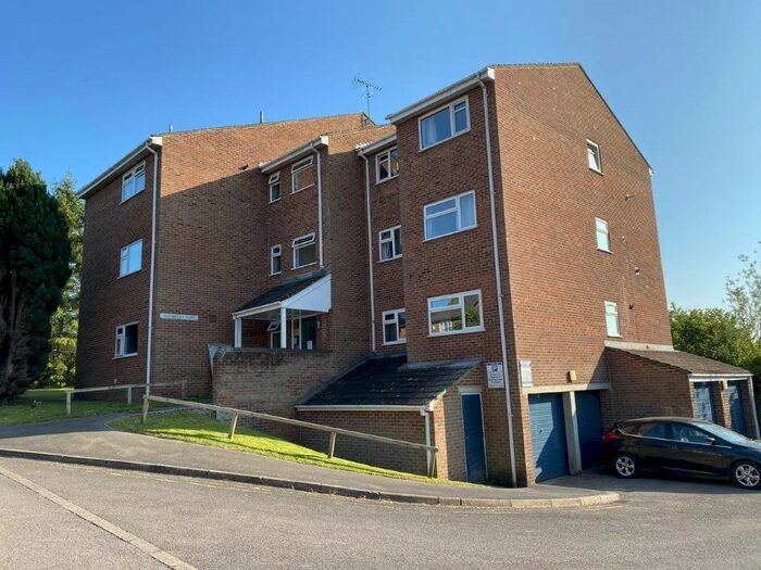 2 Bedroom Flat To Rent In Alderman Willey Close, Wokingham, RG41