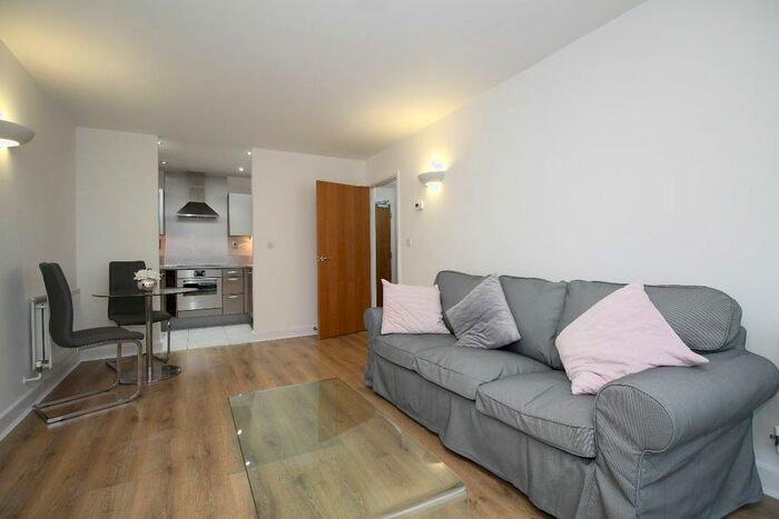 1 Bedroom Flat To Rent In Proton Tower, Blackwall Way, Canary Wharf, E14