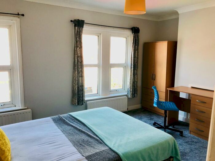 3 Bedroom Terraced House To Rent In Milton Road, Polygon, SO15