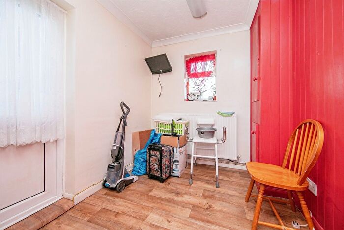 3 Bedroom End Of Terrace House For Sale In Hawthorn Avenue, Colchester, CO4