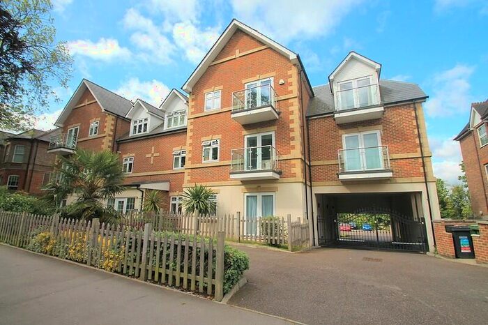 2 Bedroom Flat To Rent In Bedroom Ground Floor Flat In South Croydon, CR2