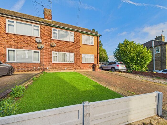 2 Bedroom Maisonette For Sale In Elm Road, Aveley, South Ockendon, Essex, RM15