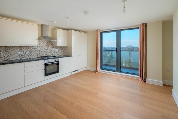 3 Bedroom Flat To Rent In ( Bed, Bath, Car Parking) Charter House, Ilford, IG1