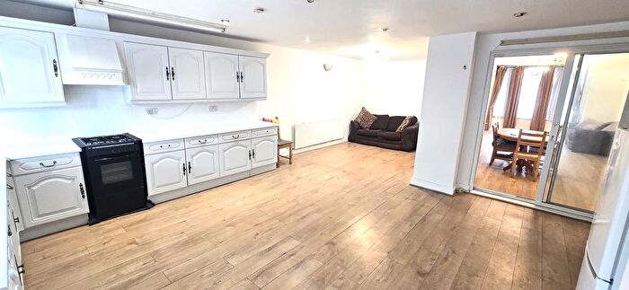 3 Bedroom Terraced House To Rent In Leamington Gardens, Ilford, Greater London, IG3