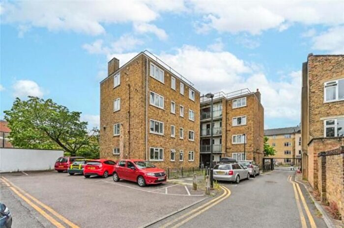 3 Bedroom Flat For Sale In Green Lanes, London, N4