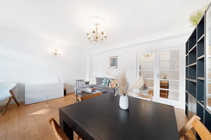 1 Bedroom Flat For Sale In Hatherley Grove, W2
