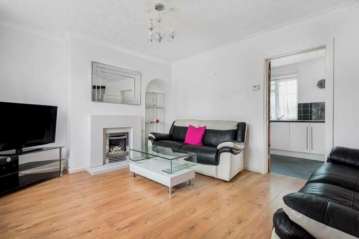 3 Bedroom Semi-Detached House To Rent In Reading, Berkshire, RG2