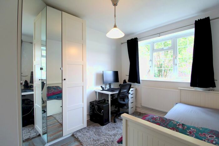2 Bedroom Flat To Rent In Dean Court, Kingston Road, Surbiton, KT5