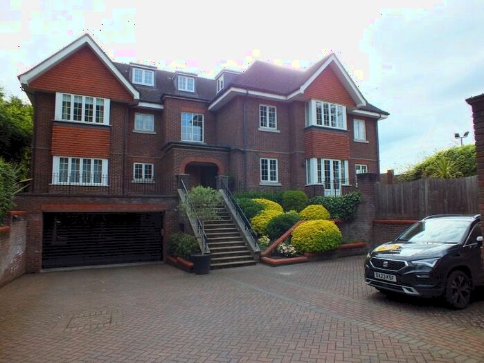 2 Bedroom Flat To Rent In Claremont Lane, Esher, KT10