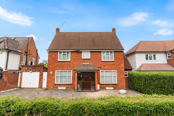 4 Bedroom Detached House For Sale In High View, Cheam, SM2