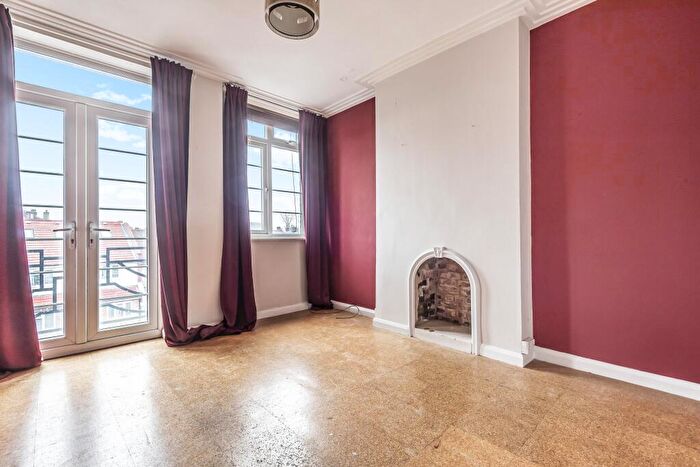 2 Bedroom Apartment To Rent In Woodhouse Road, London, N12