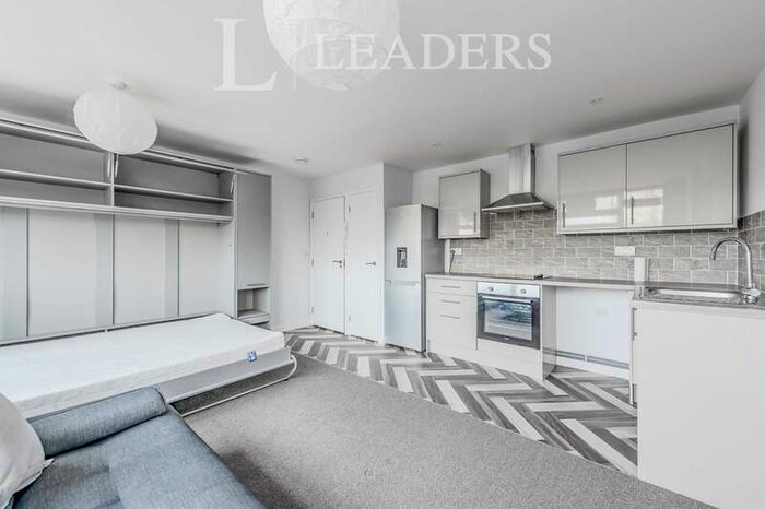 Flat To Rent In Jengers Mead, RH14