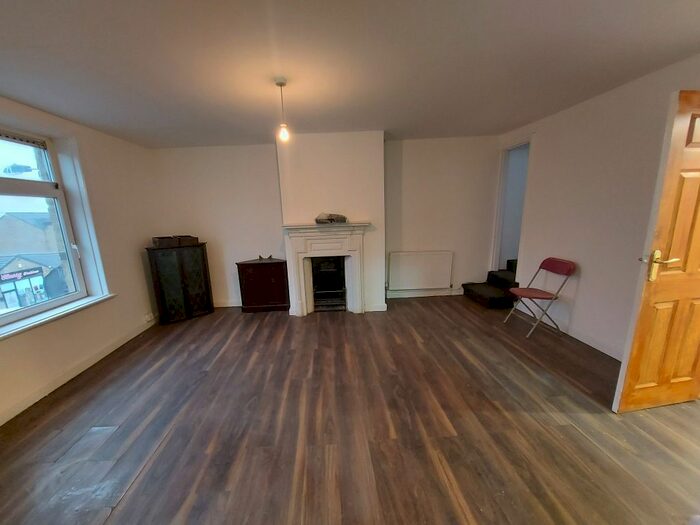 2 Bedroom Flat To Rent In Girlington Road, Bradford, BD8