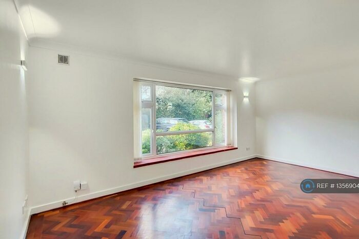 2 Bedroom Flat To Rent In Hatton Court, Chislehurst, BR7
