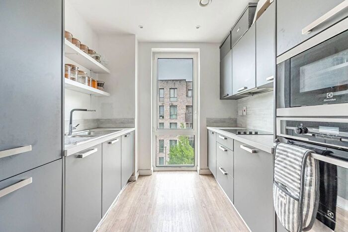 1 Bedroom Flat For Sale In Farnsworth Drive, Edgware, HA8