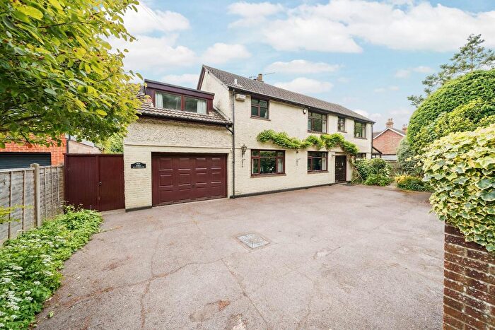 4 Bedroom Detached House For Sale In Havant Road, Hayling Island, PO11