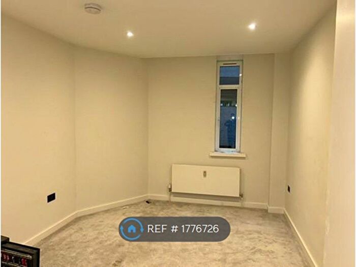 1 Bedroom Flat To Rent In Church Street East, Woking, GU21
